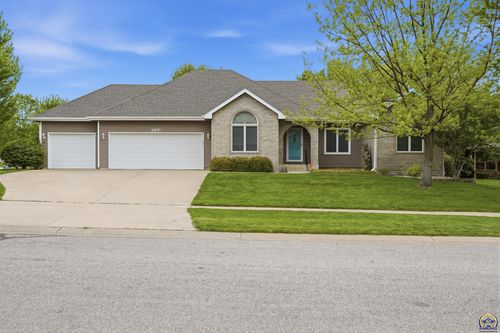 2431 Se Saturn Dr, Topeka, KS, 66605 | Card Image