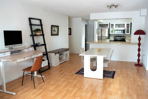 204-1045 10th Street, Miami Beach, FL, 33139 | Card Image