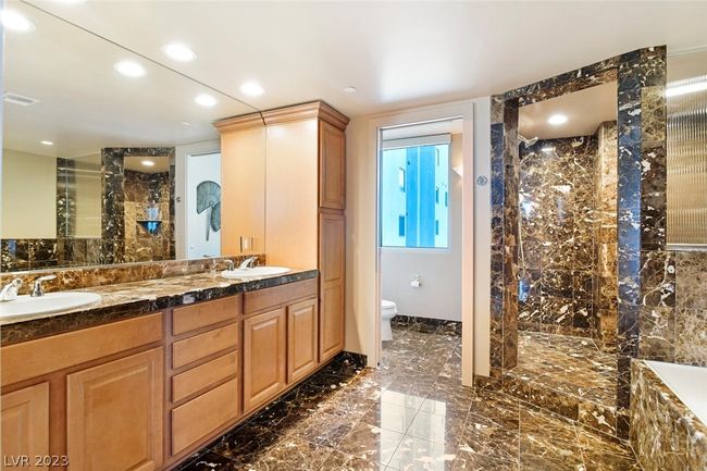 1201 - 360 E Desert Inn Rd, Condo with 2 bedrooms, 3 bathrooms and null parking in Las Vegas NV | Image 17