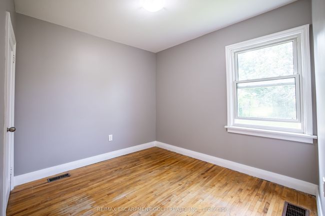18 Grove Ave, House other with 6 bedrooms, 2 bathrooms and 4 parking in Saint Catharines ON | Image 13