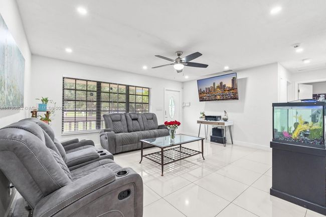 6800 Sw 26 Th St, House other with 2 bedrooms, 3 bathrooms and null parking in Miramar FL | Image 5