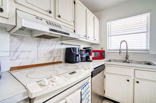 apt-302-300 Layne Blvd, Hallandale Beach, FL, 33009-5783 | Card Image