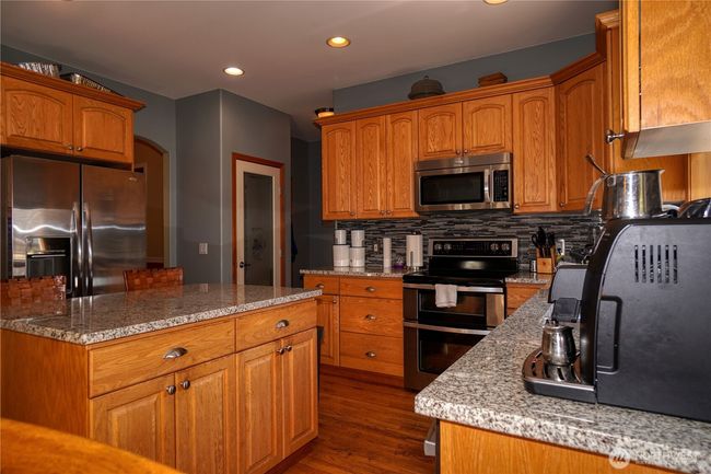 Kitchen showing range | Image 7