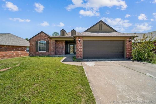 1810 Walnut Hill Ln, Claremore, OK, 74019-3701 | Card Image