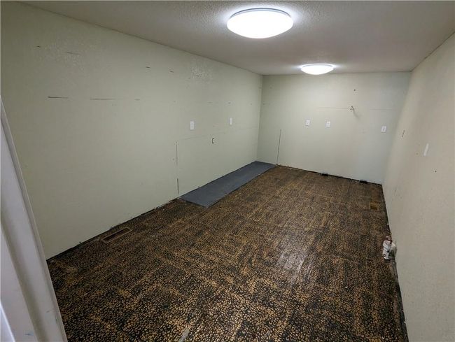 Carpeted empty room featuring a textured ceiling | Image 7