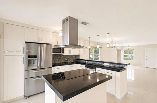 102-1-2561 W 60th Pl, Hialeah, FL, 33016-6311 | Card Image