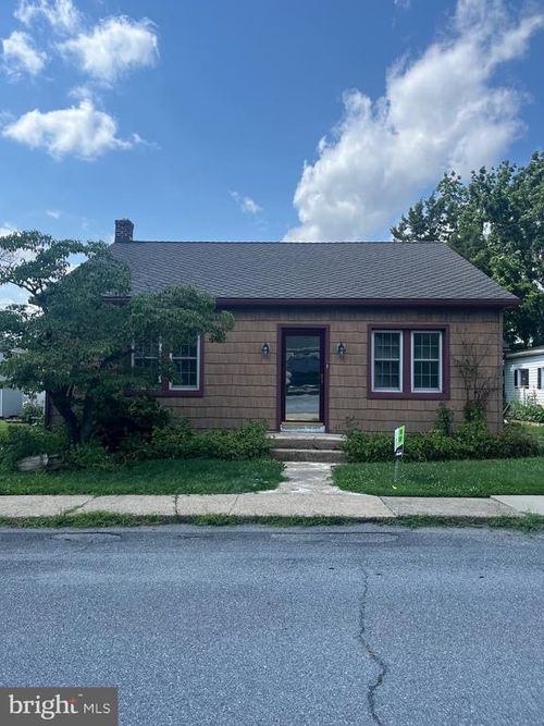 21 W Elizabeth St, Maytown, PA, 17550-9757 | Card Image