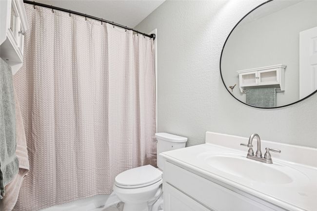 Second floor bathroom | Image 29