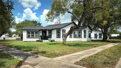 825 E Market St, Sinton, TX, 78387-2835 | Card Image