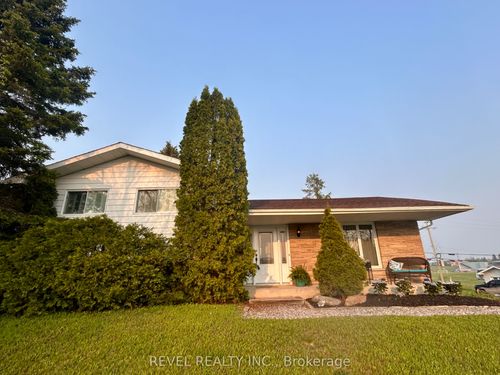446 Eleventh Ave, Cochrane, ON, P0L1C0 | Card Image