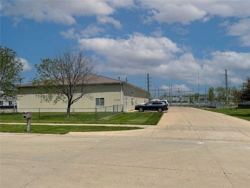 2740 Stonegate Ct, Hiawatha, IA, 52233-7948 | Card Image