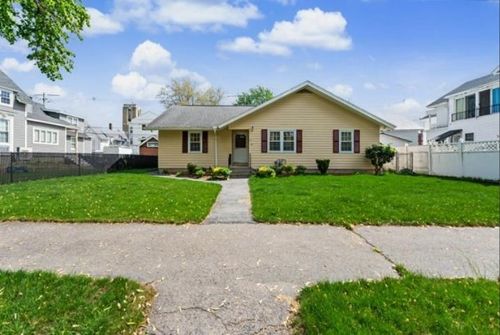 99 Myrtle St, Manchester, NH, 03104-6027 | Card Image