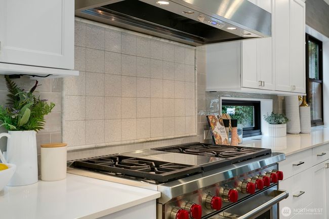 10906 Se 28 Th St, House other with 5 bedrooms, 5 bathrooms and 3 parking in Bellevue WA | Image 13
