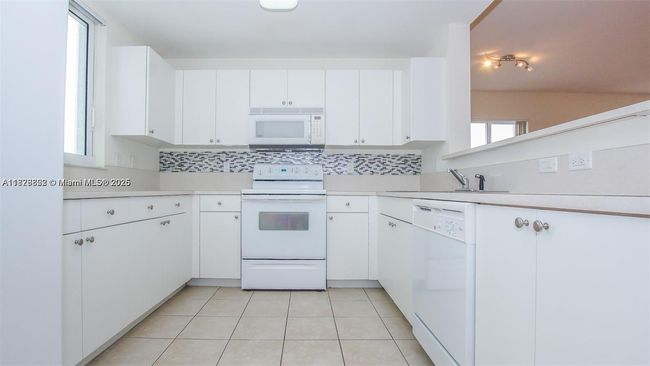 STE-906 - 10 Aragon Ave, Condo with 2 bedrooms, 2 bathrooms and null parking in Coral Gables FL | Image 5