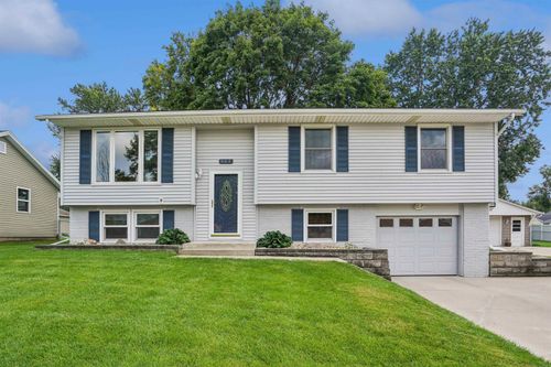 905 Lilac Ln, Cedar Falls, IA, 50613-5337 | Card Image