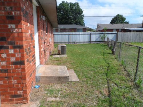 120 Ne 12th St, Moore, OK, 73160-4719 | Card Image