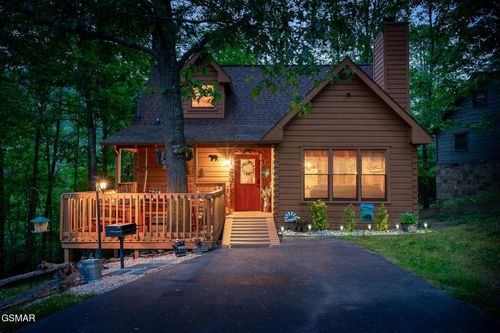 3513 Country Pines Way, Sevierville, TN, 37876-8782 | Card Image