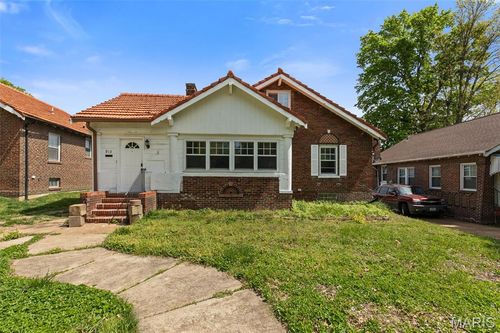 910 Country Club Dr, Saint Louis, MO, 63121-2447 | Card Image