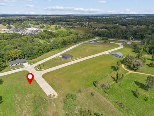 886 Riverstone Ct, Clinton, IA, 52732-9509 | Card Image
