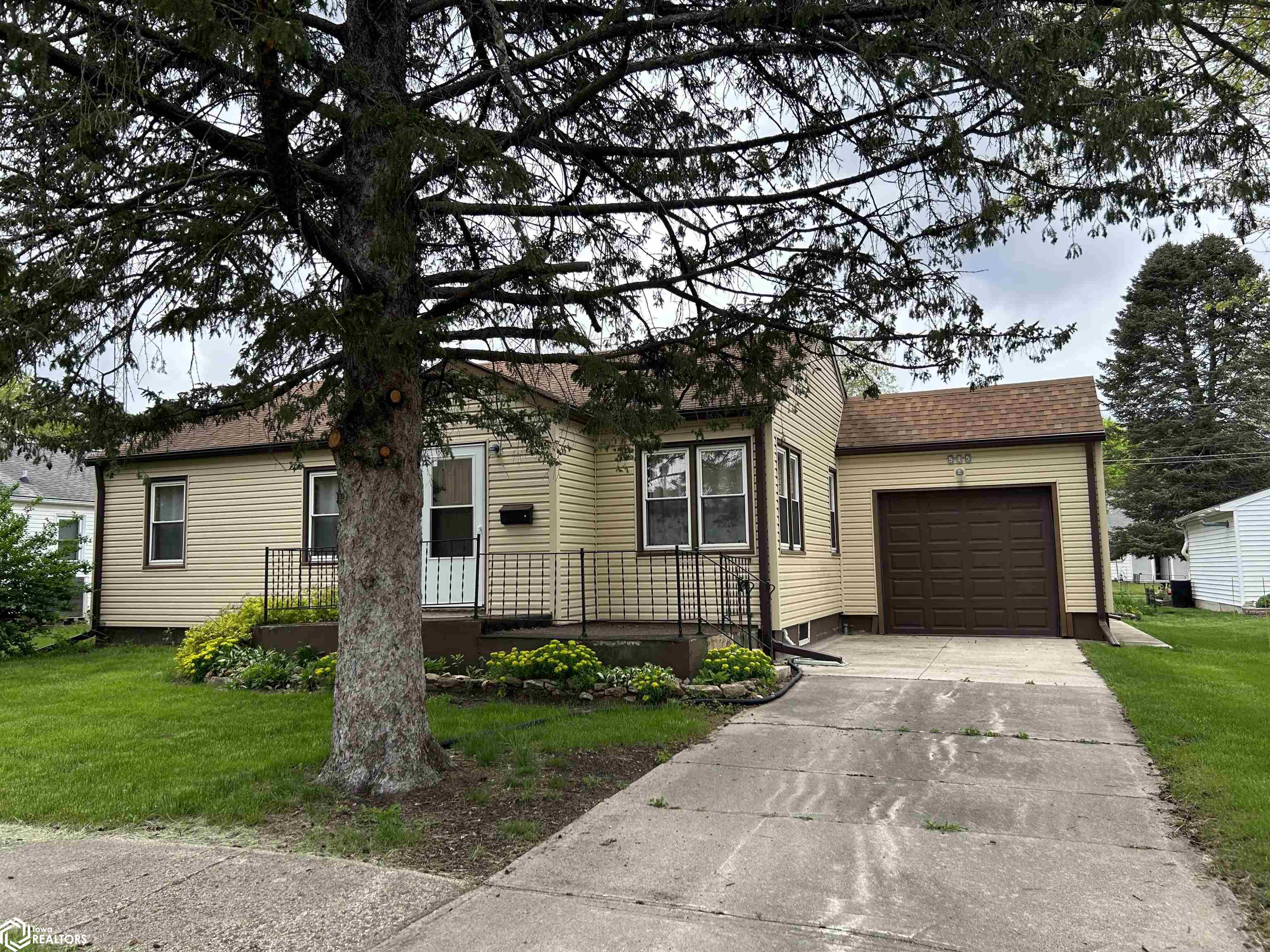 6th St, Hampton, IA 50441