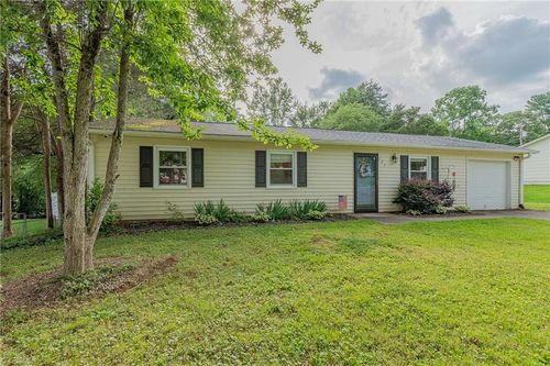 105 Locust Rd, King, NC, 27021-9309 | Card Image