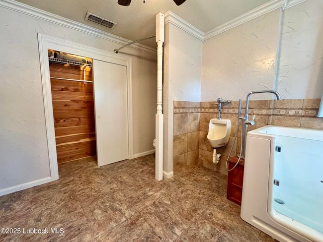 213 E 7 Th St, House other with 3 bedrooms, 3 bathrooms and null parking in Idalou TX | Image 16