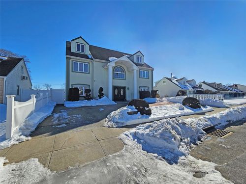 645 Wyngate Dr W, Valley Stream, NY, 11580-1444 | Card Image