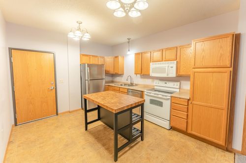 102-1590 Parkwood Dr, Woodbury, MN, 55125-2081 | Card Image