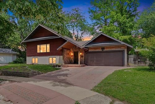 2304 E Shurts Cir, Urbana, IL, 61801-6748 | Card Image