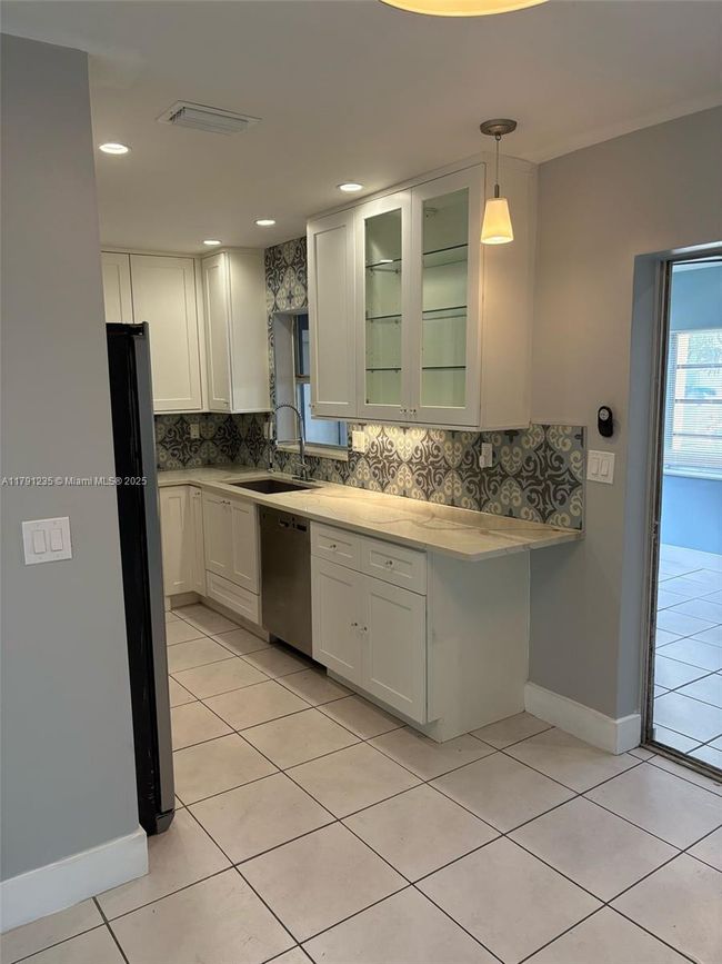 6807 Nw 75 Th St, House other with 2 bedrooms, 1 bathrooms and null parking in Tamarac FL | Image 11
