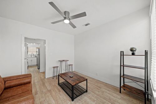 apt-d-701 28th St, Galveston, TX, 77550-1833 | Card Image