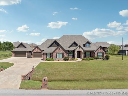 9015 N 65th East Pl, Owasso, OK, 74055-7677 | Card Image