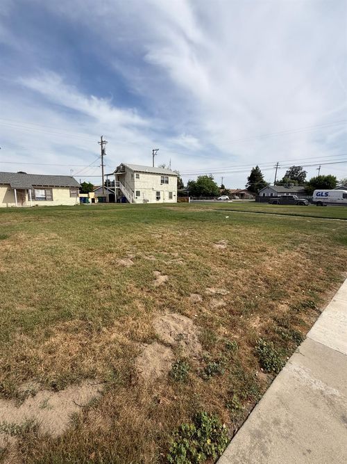 2406 B St, Selma, CA, 93662-3168 | Card Image