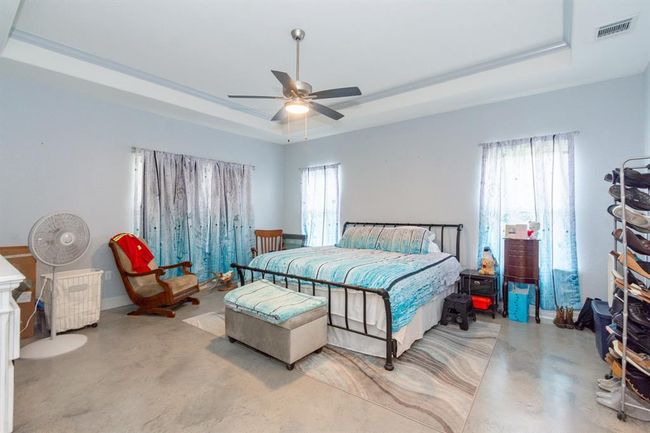 202 Horse Shoe Trl, House other with 3 bedrooms, 2 bathrooms and 2 parking in Angleton TX | Image 18