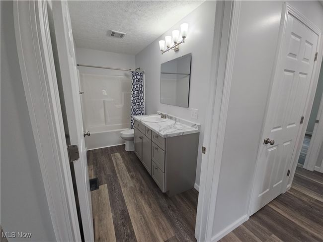 36" doors and low side tub and shower | Image 12
