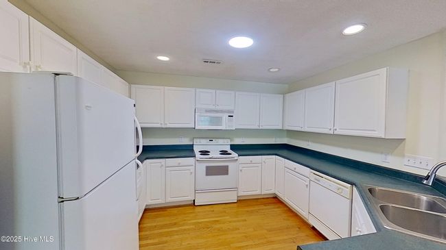 801 Sloop Pointe Ln, Townhouse with 3 bedrooms, 3 bathrooms and 1 parking in Kure Beach NC | Image 7