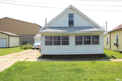 922 5 Th Avenue, House other with 2 bedrooms, 1 bathrooms and null parking in Rock Island IL | Image 1