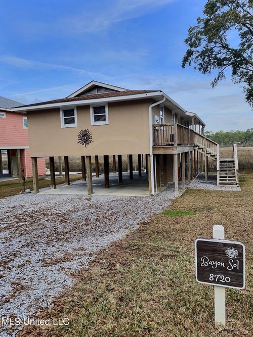 8720 W Simmons Bayou Dr, Ocean Springs, MS, 39564-8316 | Card Image