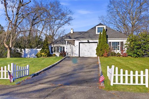 231 Sunflower Ln, Islandia, NY, 11749-1638 | Card Image