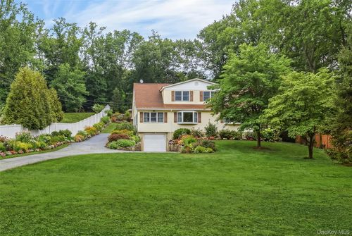 223 Bread And Cheese Hollow Rd, Fort Salonga, NY, 11768-2655 | Card Image