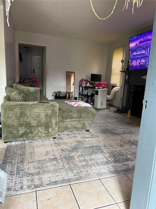 250 W Hollywood, Highland Park, MI, 48203-4545 | Card Image