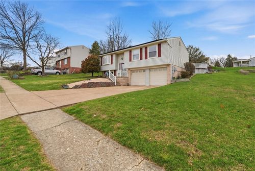 147 Cranbrooke Dr, Coraopolis, PA, 15108-9118 | Card Image