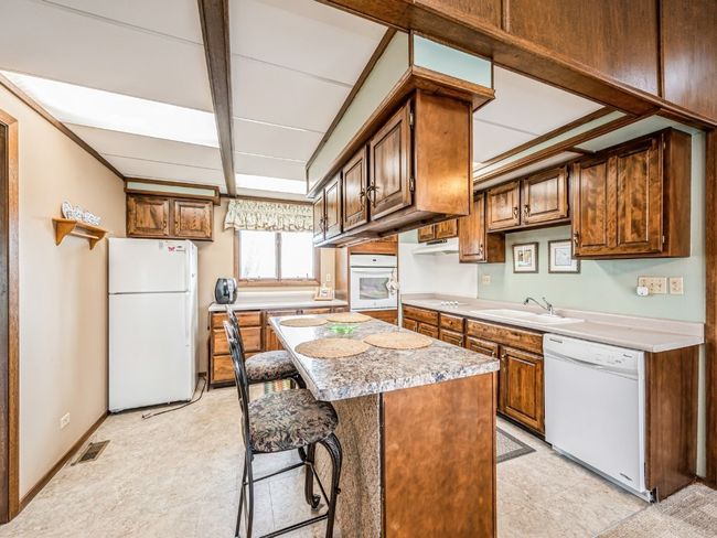301 1 St St, House other with 3 bedrooms, 4 bathrooms and null parking in Shellsburg IA | Image 6