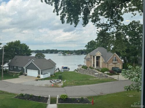 677 King Cir, Lake Orion, MI, 48362-2732 | Card Image
