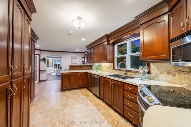 523 Lake Dr E, House other with 4 bedrooms, 3 bathrooms and 5 parking in Willow Beach ON | Image 9