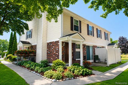 7666 Woodview Dr, Waterford, MI, 48327-4179 | Card Image