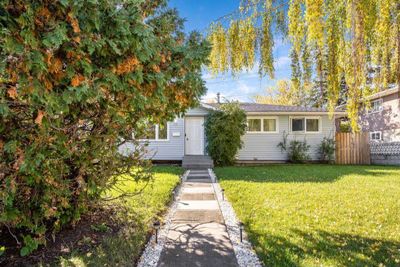 52 Hazelwood Cres Sw, House detached with 4 bedrooms, 2 bathrooms and 2 parking in Calgary AB | Image 2