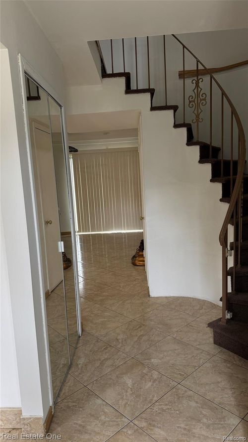 8102 Clay Ct, Sterling Heights, MI, 48313-4600 | Card Image