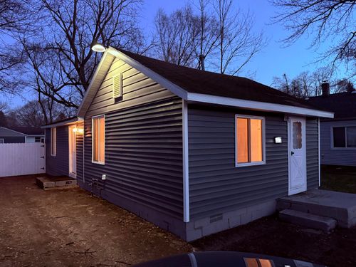 1379 Rose Ave, Benton Harbor, MI, 49022-3945 | Card Image