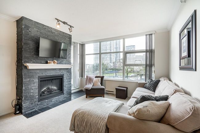 208 - 2289 Yukon Crescent, Condo with 2 bedrooms, 2 bathrooms and 3 parking in Burnaby BC | Image 2